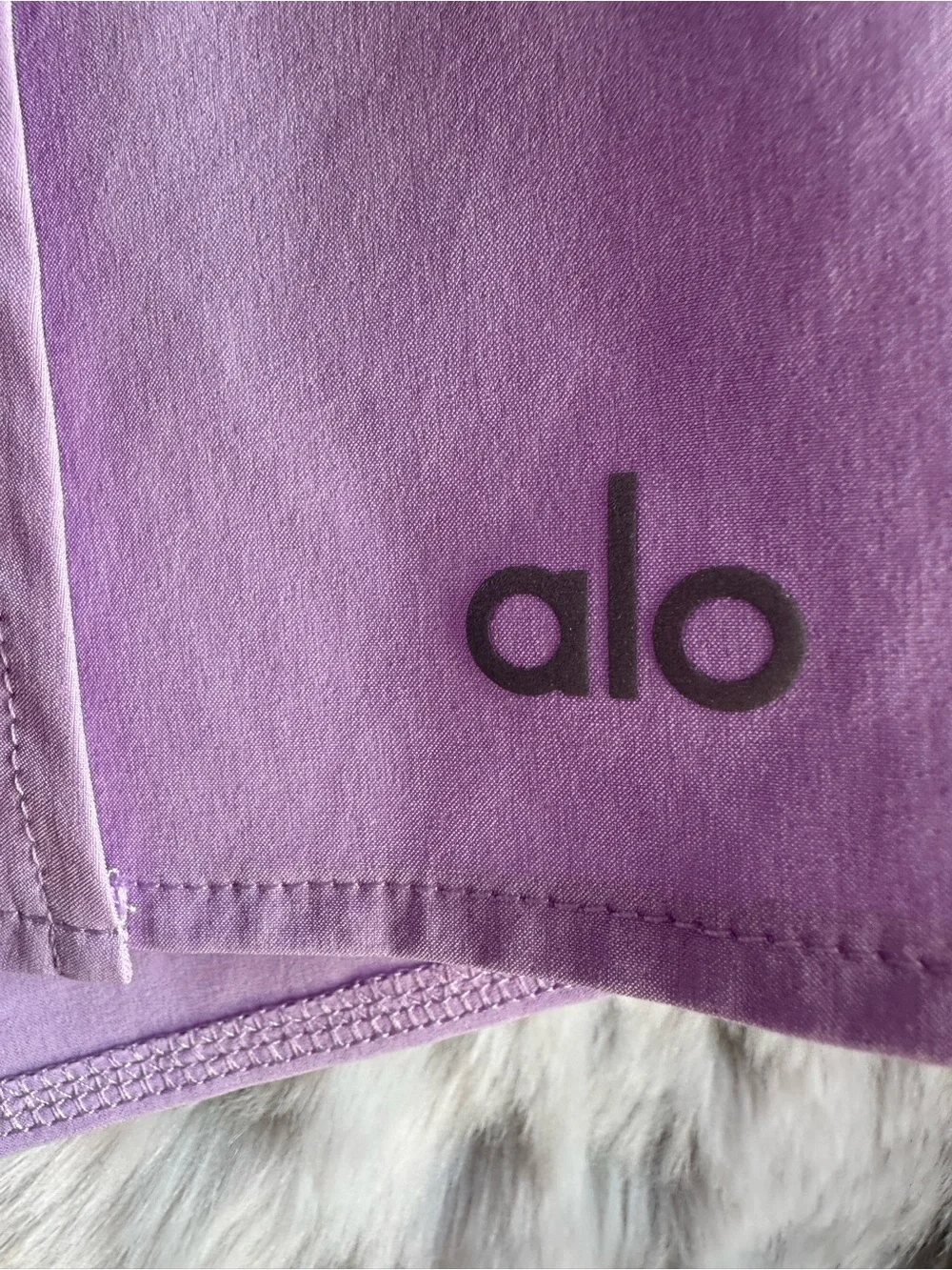 12. Alo Yoga Clubhouse Skort Violet Skies med